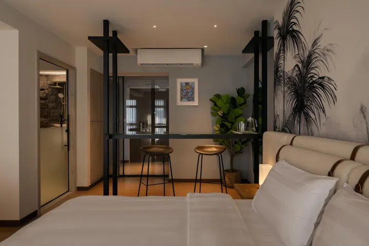 The glass entry door keeps sound and cooking smells contained while maintaining the home’s sense of openness.