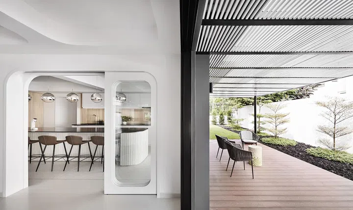 The semi-
outdoor patio

is a conducive
space for the
family to share a
meal surrounded
by greenery.