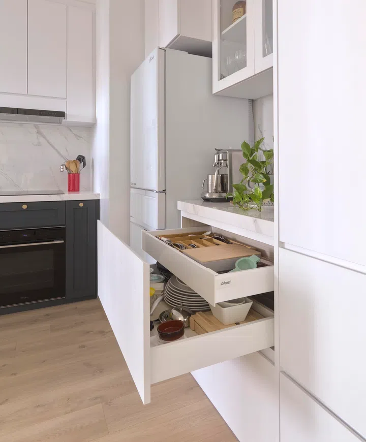 Shaker cabinets house Amelia’s classy glassware. 