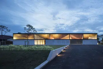 The unusual ceiling can be seen from a distance through a glass strip in the building facade.