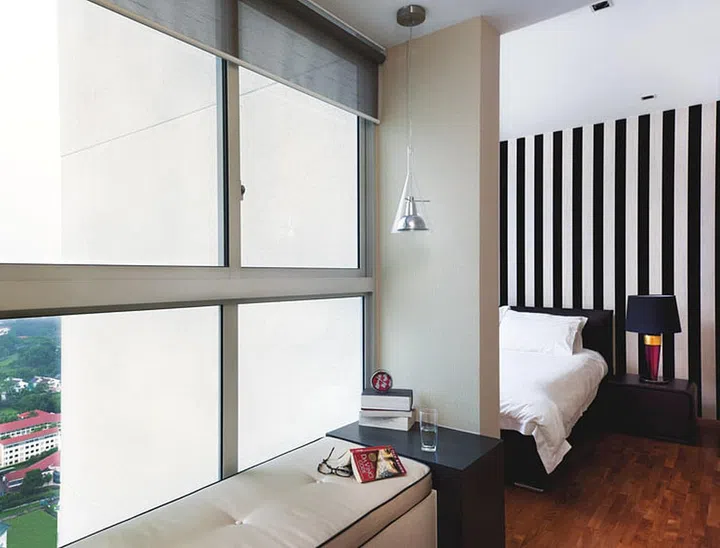 Using white as a base colour in the bedroom makes the black decorative details stand out even more. The black and white-striped wall covering behind the bed, for instance, is another bold yet simple and elegant choice.