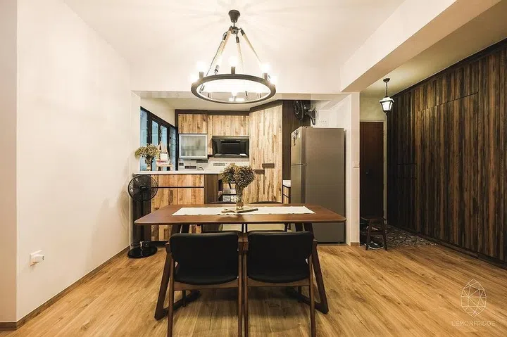 The foyer of this country-style 3-room HDB BTO in Yishun was lined with a dark wood-look finish; this instantly gives guests and the homeowners a warm ambience upon arrival.