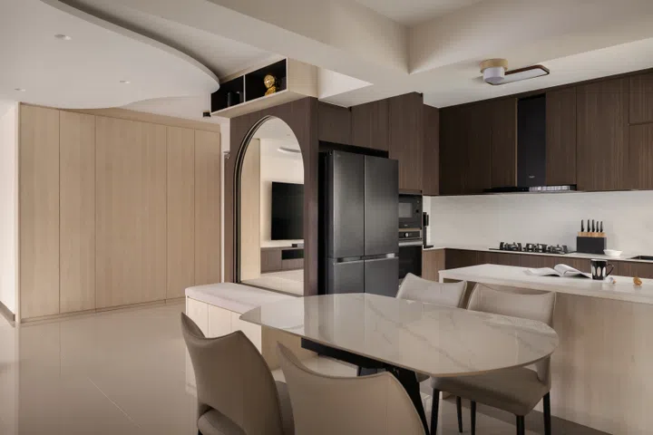 An arched mirror softens the clean lines of the kitchen enclosure while doubling as the couple’s favourite spot for a quick outfit check before heading out.