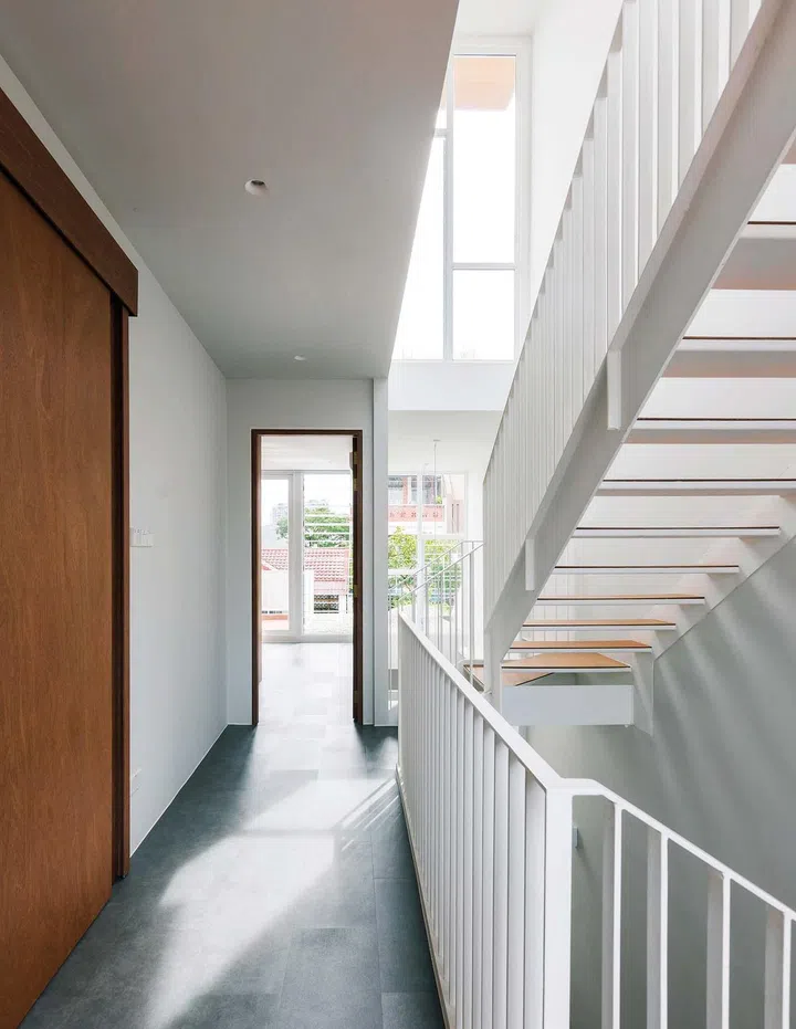The atrium
and open-riser
staircase make
for an interesting
play of light
and shadow.