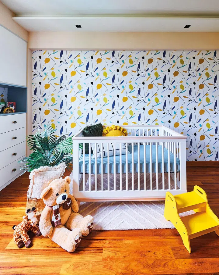 The wallpaper
transforms the
nursery into a
cheerful space.