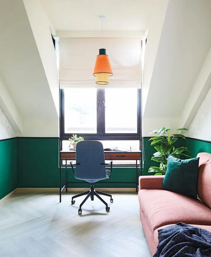 The guest
bedroom is
an airy space
complete with a
compact desk.