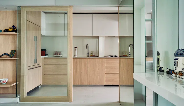 The area between the kitchen and dining room.