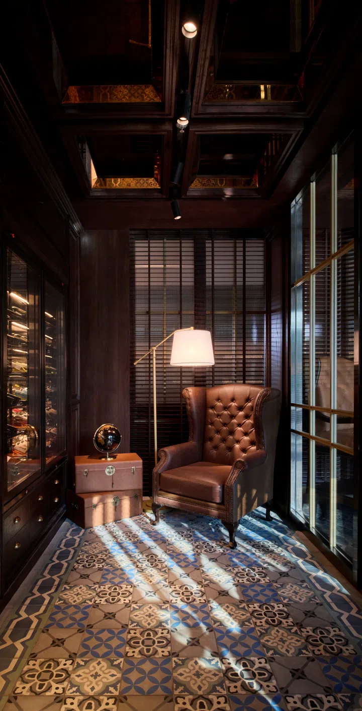 Cigar Lounge in the Sari Pacific Jakarta Autograph Collection, designed by Hirsch Bedner Associates (HBA).