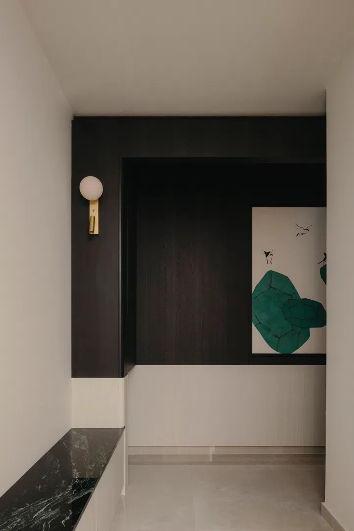 A locally commissioned painting anchors the entry corridor, setting a calm, art-led tone from the moment one enters the home.