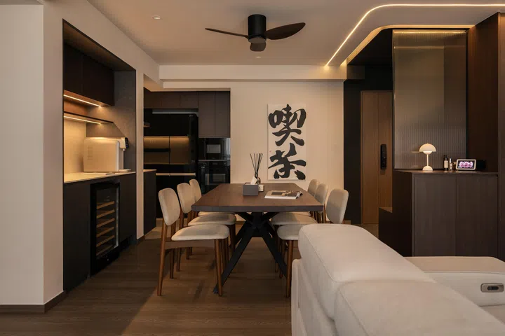The Table Guys 6-seater dining table in a 5-room HDB BTO at Tampines Street 96 (1,216 sq ft), designed by Inizio Atelier.