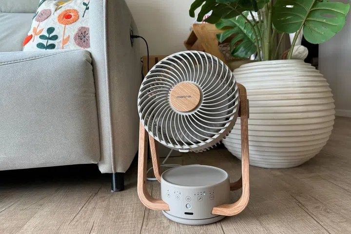 The wood grain designs on the Mistral Greenleaf II fan, matches with the rest of the home.