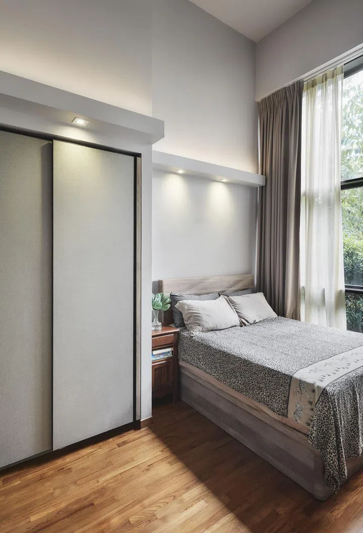 For the master bedroom, LED boxed-up cove lights inject a cosy and restful ambience. One of the bedrooms is used as a study and Winnie built-up the wardrobe to maximise its storage capacity. 