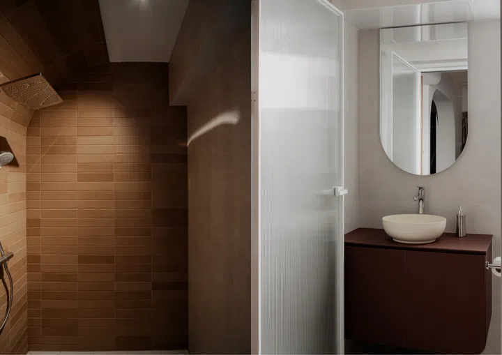 The common bathroom. 