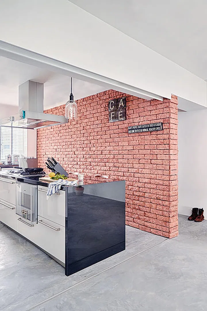 Maxmising the small kitchen footprint, the island countertop also enhances functionality, and keeps everything within easy reach.