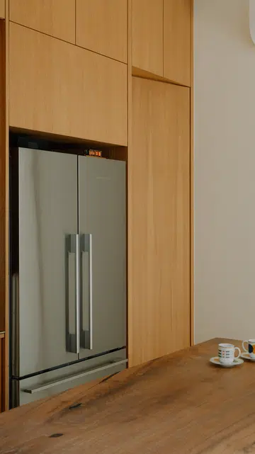 Recessed detailing replaces conventional handles, lending the bespoke oak cabinetry a refined, architectural appearance.