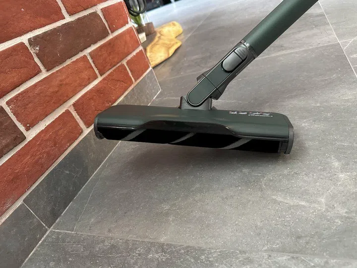 Another side effect of the wide brush head is that it cannot swivel flat on its side, as one end will start to lift up off the floor.