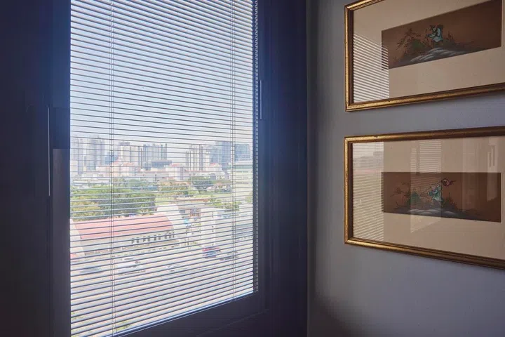 Double-glazed windows with integrated blinds were installed to reduce heat and noise while maintaining a clean, streamlined appearance.