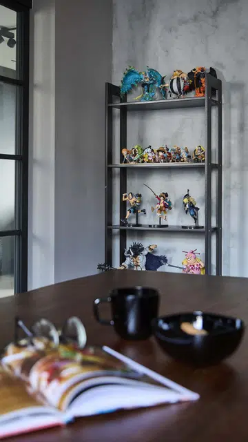 Homeowner Kenny also wanted to display his extensive collection of figurines and a large enough space to host his friends in this 3-room HDB flat at Tampines Street 41.