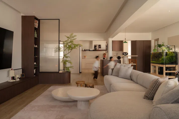 With walls removed and circulation freed up, the central living area becomes a shared zone where children can run, play, and move easily between spaces.