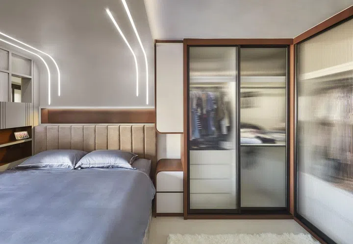 Master bedroom with wardrobe in this 1,303 sq ft Tampines 5-room HDB.