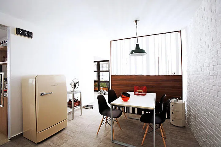 The white brick wall and cement-finish homogenous tiles work a subdued industrial vibe into the common areas.