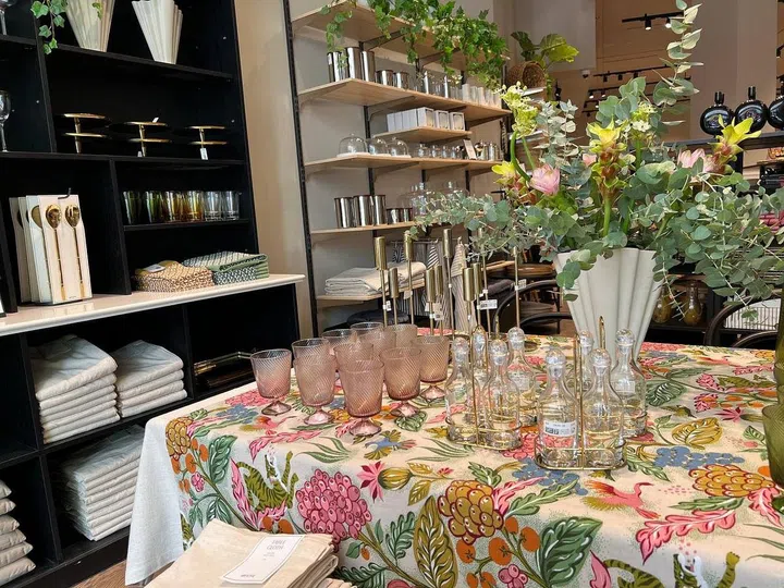 A display on glassware at H&M Home showroom