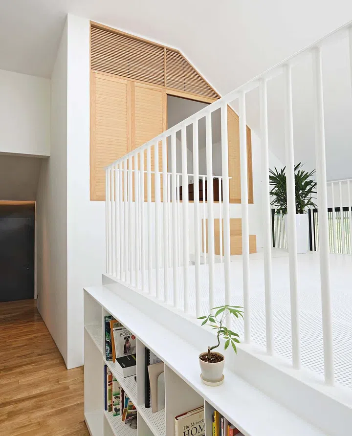 A lightweight, perforated steel deck is inserted in-between the guest room and the daughter’s room. This makes for a conducive reading area.