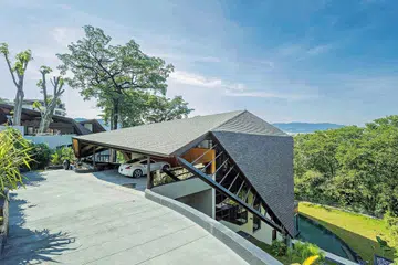 The site sits on a steep slope, which the architect decided to integrate into the home’s design.