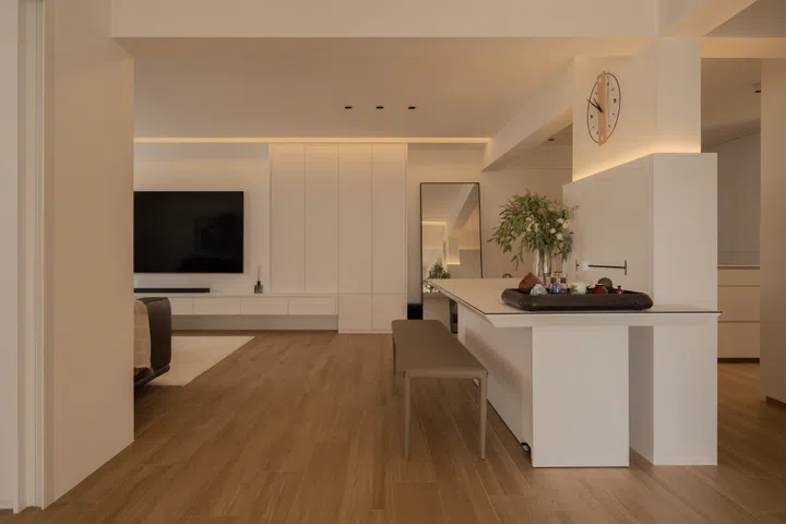 The island-meets-dining table is built around the structural pillar. Images by LARC. 