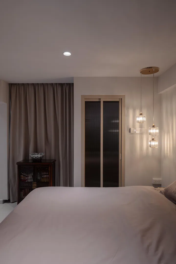 One of my personal favourite pieces in this home is the glass hanging pendant lights, hanging delicately from the ceiling next to Doris’ king-sized storage bed. Ornate and fluted, they remind one of a prized present, waiting to be unwrapped. 