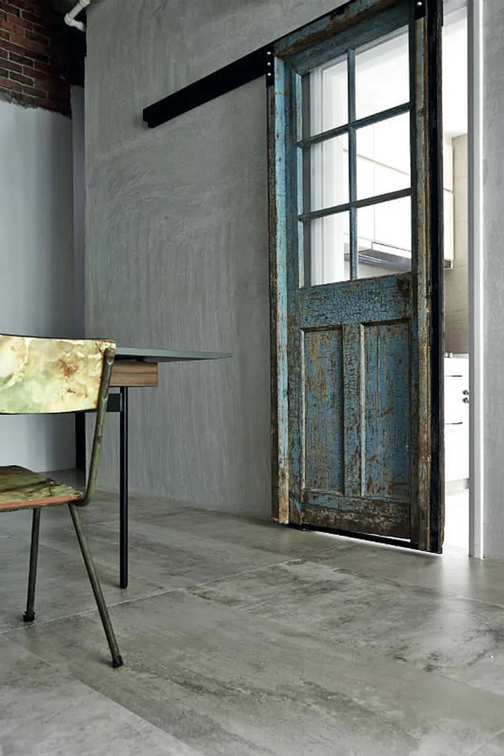 A weather-beaten door, originally from Shandong, China, was installed along sliding tacks to close off the kitchen. Royston Tan first spotted this statement piece at a boutique in Orchard Central. When the shop closed down, he tracked the owner down to acquire the door!