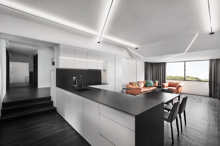 The dry kitchen island anchors the open-plan layout, linking cooking and dining with the adjoining living area.