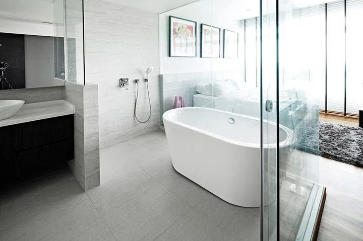 The organic shapes of the tub and the sink give the bathroom an elegant vibe. Interior design by Rezt & Relax Inteiror