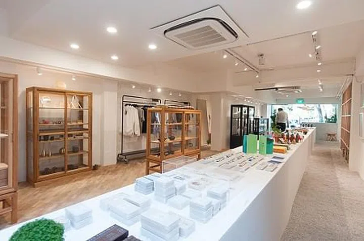 Long display in Supermama's first flagship store along Beach Road.