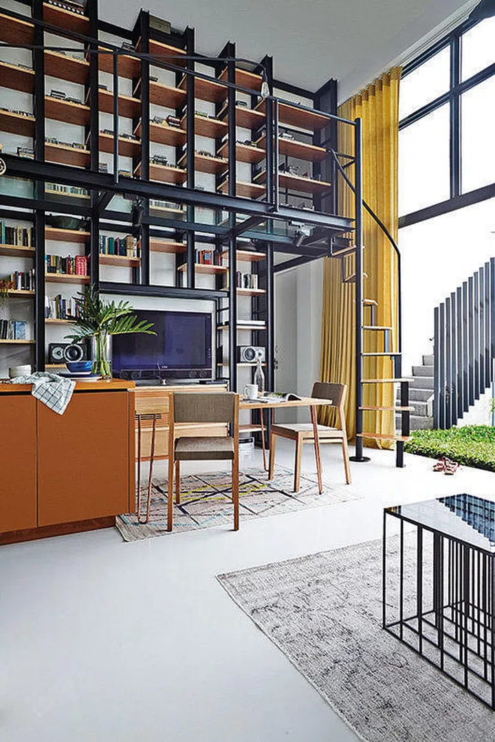 Taking advantage of the high ceilings, the designers created a mezzanine floor so as to access the books on the very top.