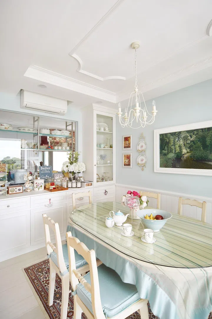 The dining area is not only where the family gathers and entertains guests, but it’s also a place where the homeowners showcase their collection of chinaware. 