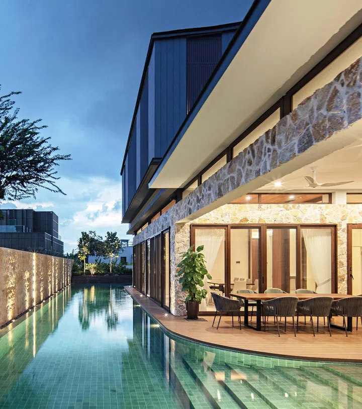 The design
incorporates
natural elements
such as water,
greenery
and stone in
accordance
with feng shui
principles.