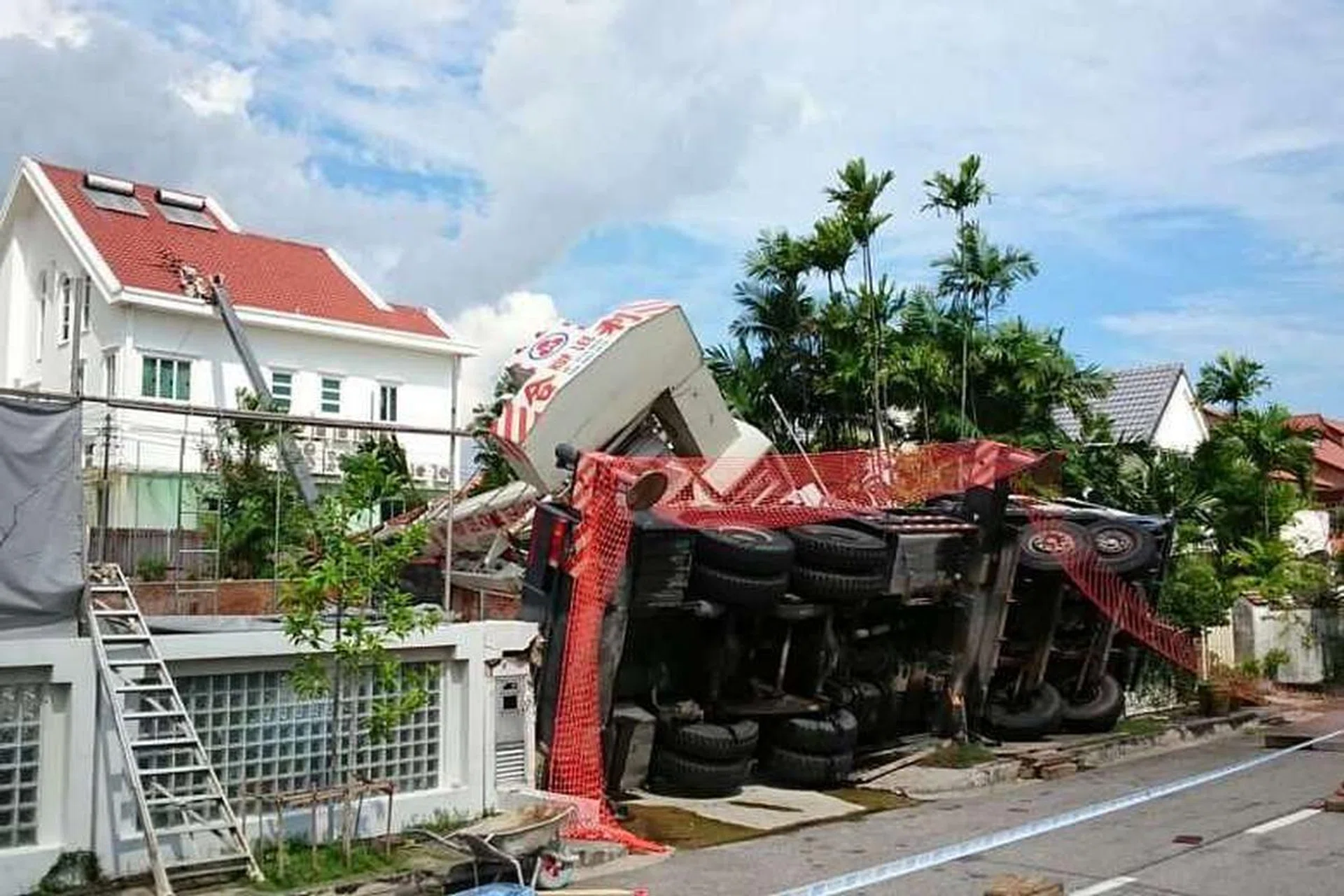 A crane toppled sideways at a construction site in Siglap Plain on Dec 2, 2016.ST PHOTO: CHEW SENG KIM