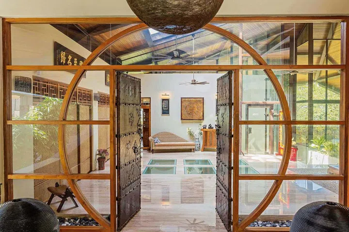 The designer created a distint Asian look for each floor of the house.