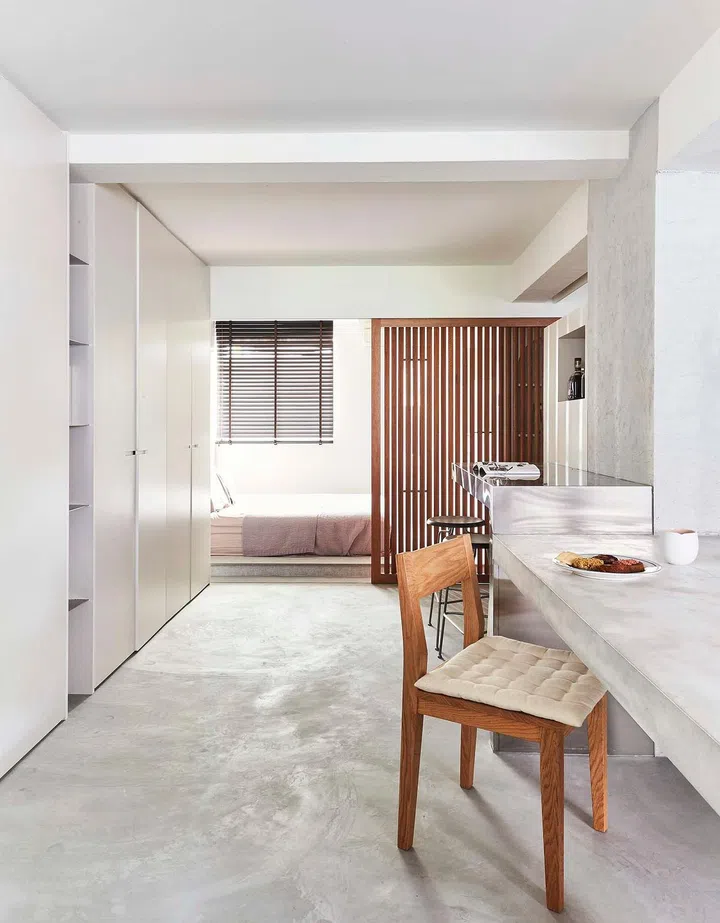 Only a sliding screen is used to partition the bedrooms from the communal area in this 3-room HDB resale flat in Everton Park.