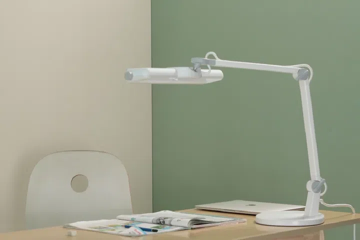 This lamp is the champion for all rounded features, including lighting temperature, range of light, safety, and focus timers.