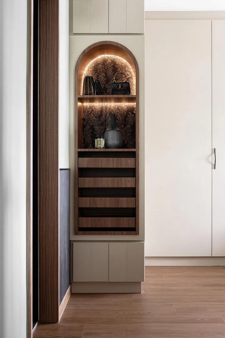The same wallpaper seen in the bar area is used here as well. Lighting accentuates the arch design and provides practical lighting purposes.