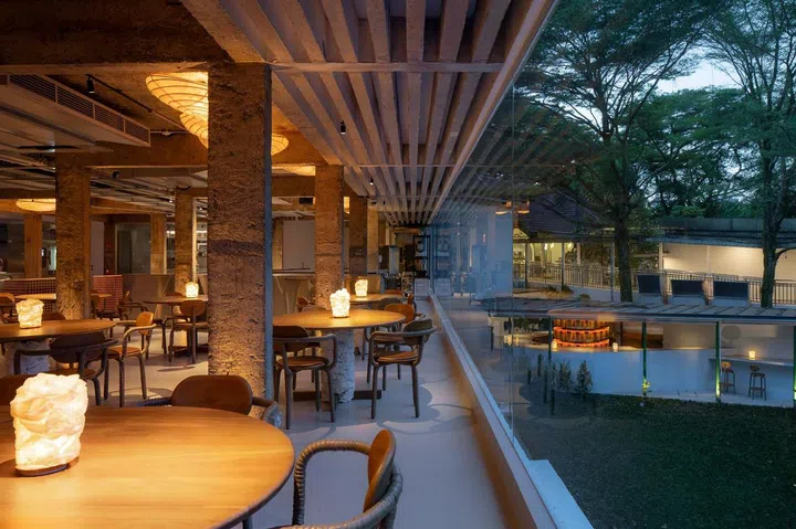 On the second floor of AIR CCCC Dempsey, the original façade is replaced with glass, establishing an indoor space that offers panoramic views of the lawn. Here, visitors discover a more intimate dining setting.