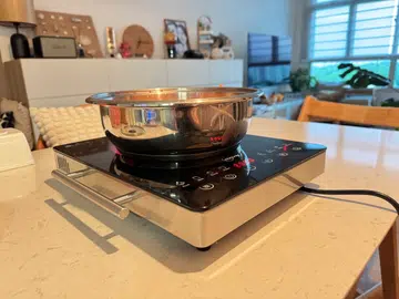 Mayer Ceramic Cooker review with a stainless steel pot.