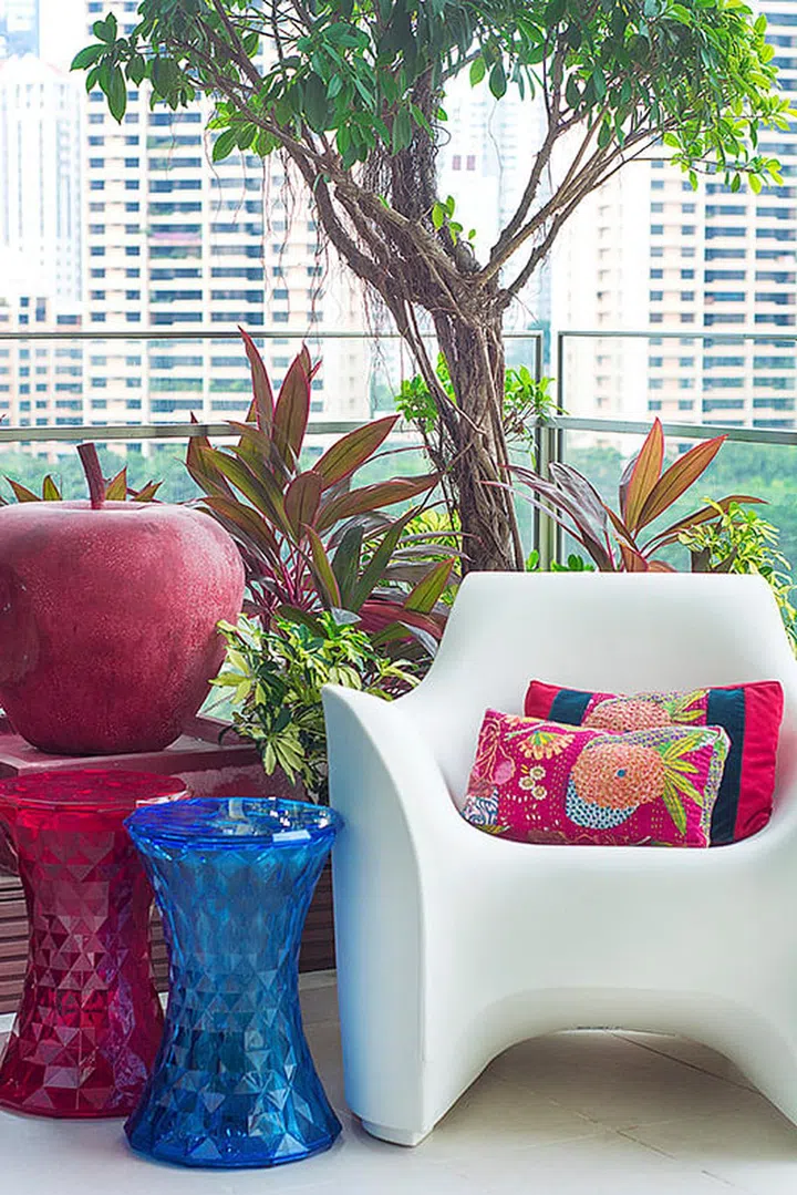 Eclectic and electric, an Australian lady with an art collection's two-bedroom condo, photo of 11
