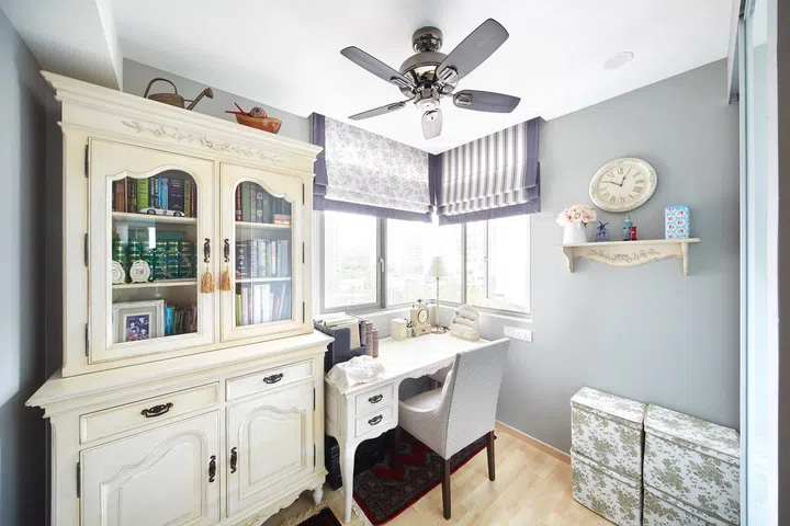 The country theme extends to the study, which features dove grey walls and furniture in a more decorative style.