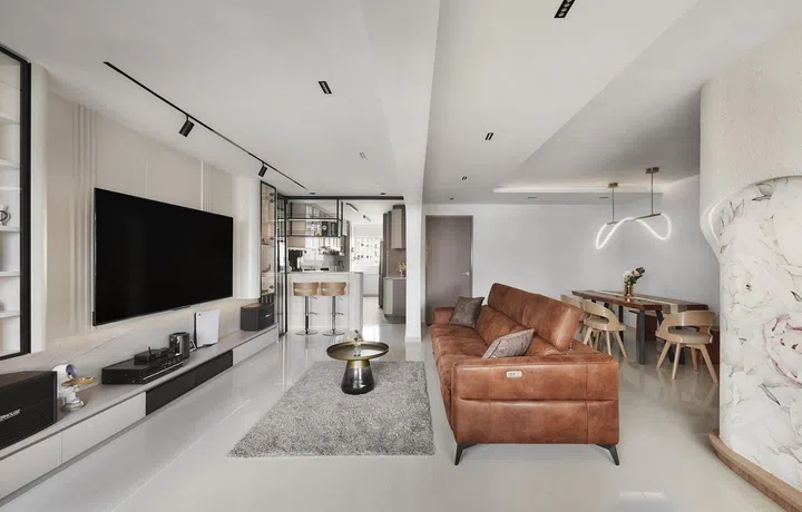 Inverted curved wall behind the TV console in this 1,303 sq ft Tampines 5-room HDB.