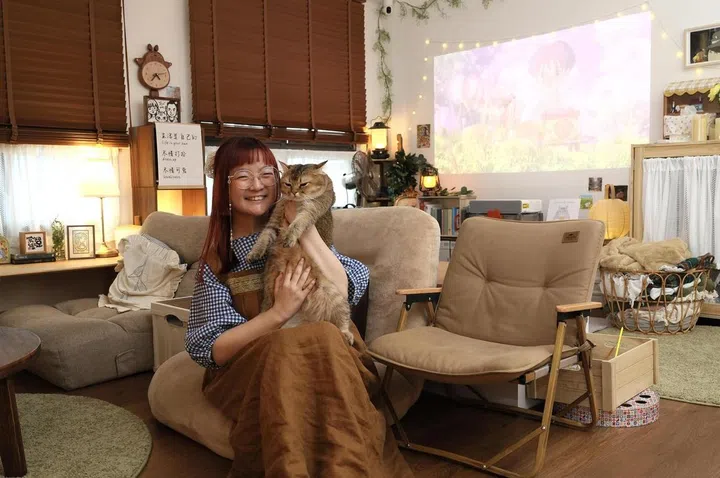 Ms Grace Teo runs home cafe Brew With Grace, where guests can chill out with her cat, Totoro.