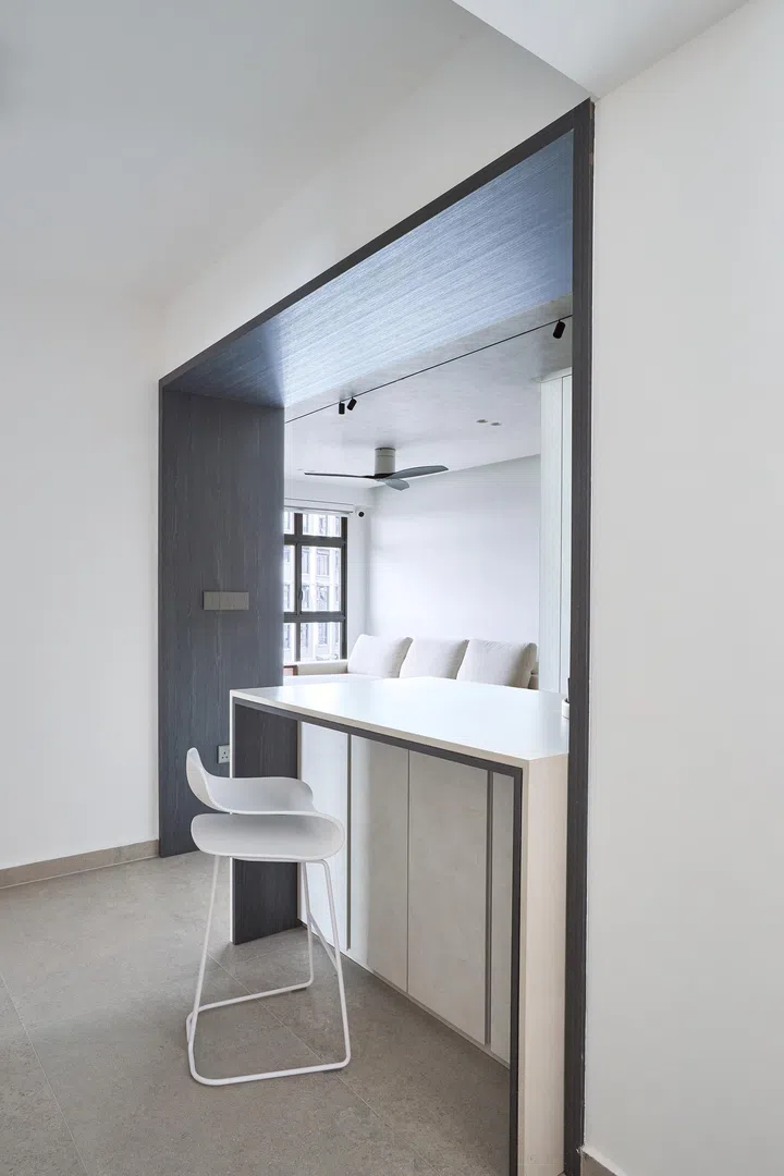 High table kitchen island in a couple’s 4-room BTO (1,001 sq ft) in Punggol.