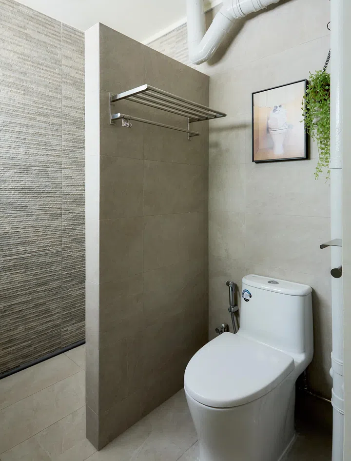 Master bathroom in a 5-room HDB flat in Yishun, designed by Homely Matters Pte Ltd.